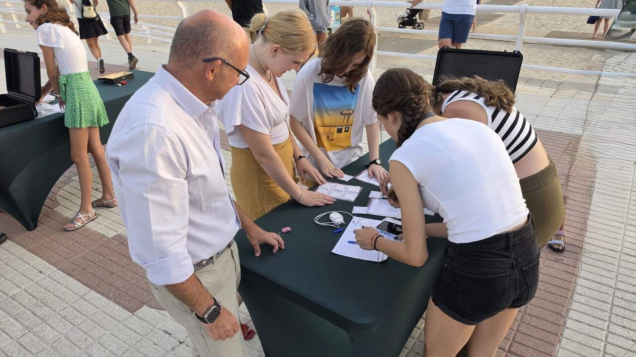 Casi 100 personas participan en el juego "Escape Box" en Valdelagrana