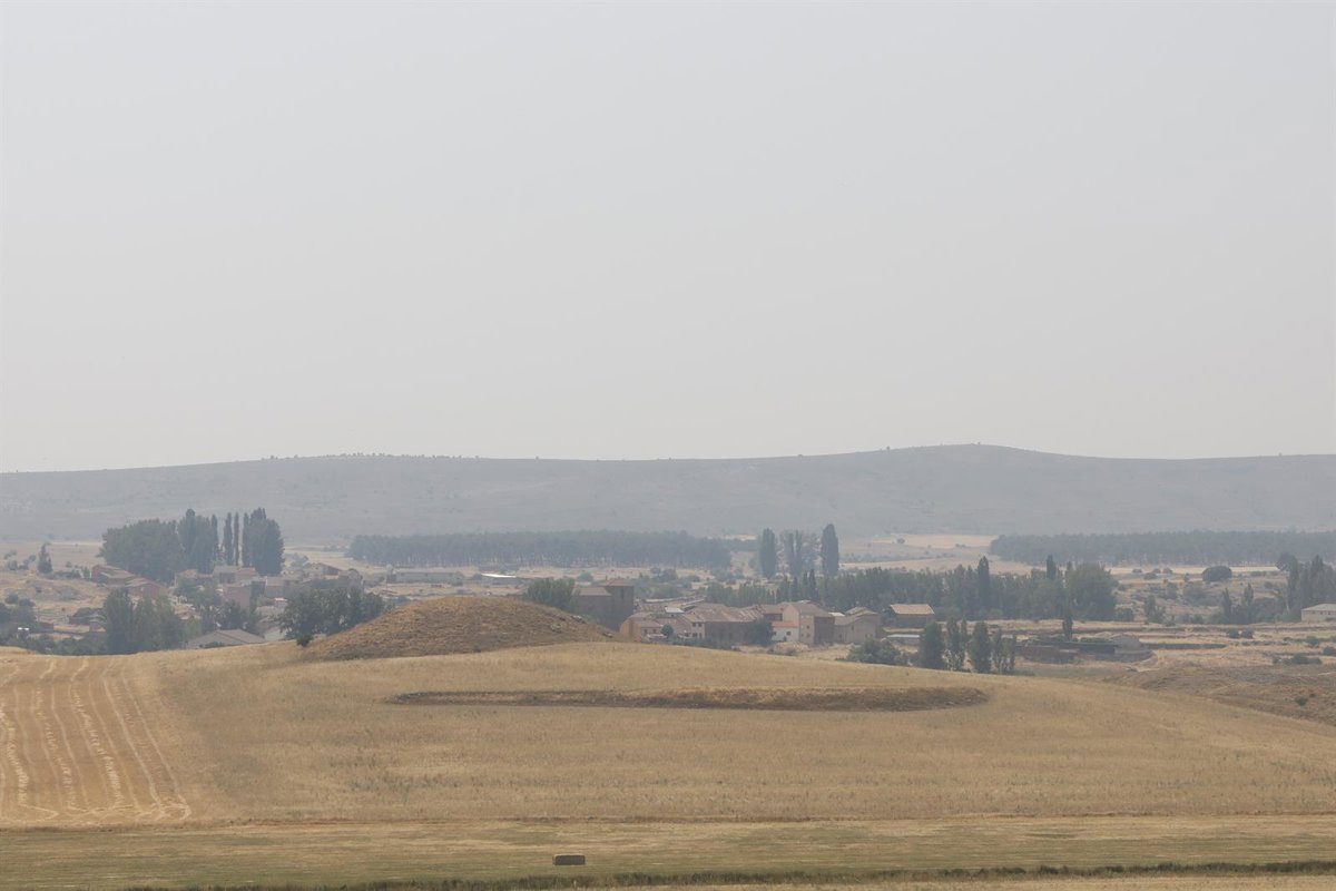 Castilla y León realiza 35,7 km de líneas defensivas en el incendio de La Mierla