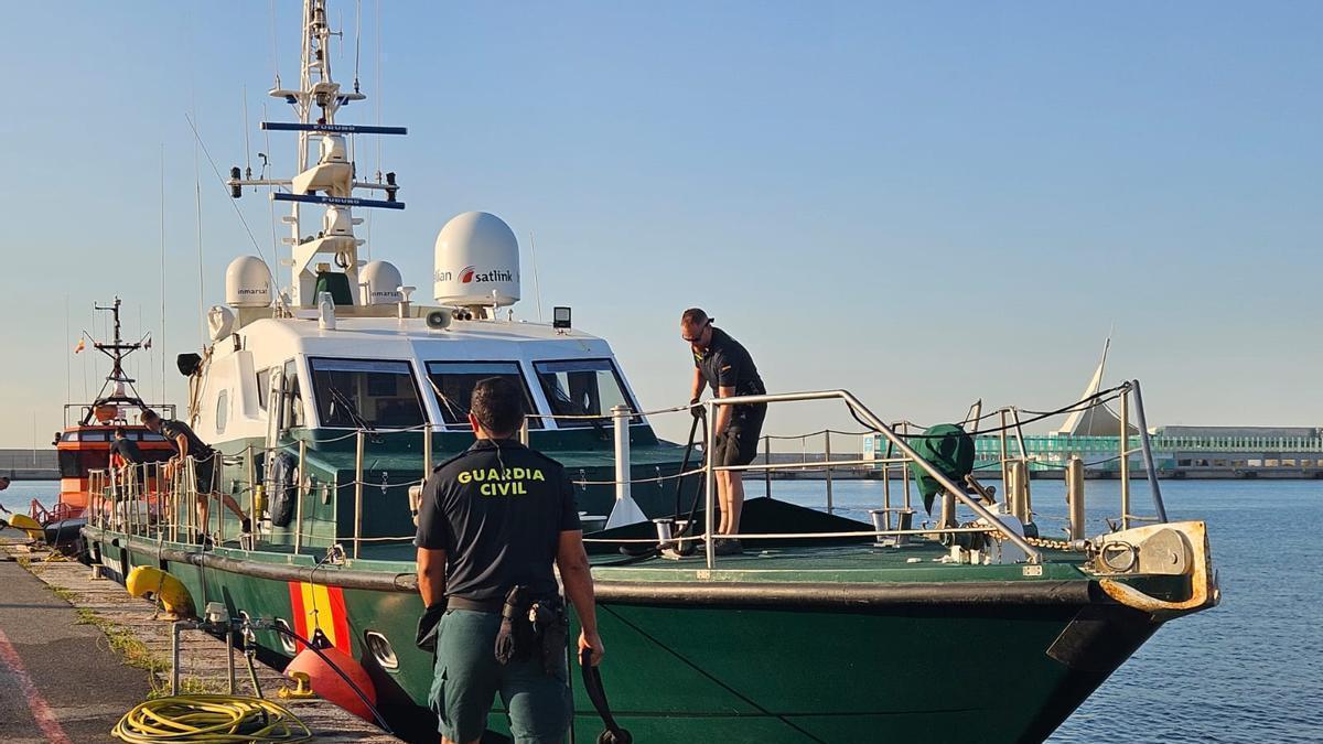 Trasladan a Alicante a 49 inmigrantes rescatados de dos pateras, diez son menores