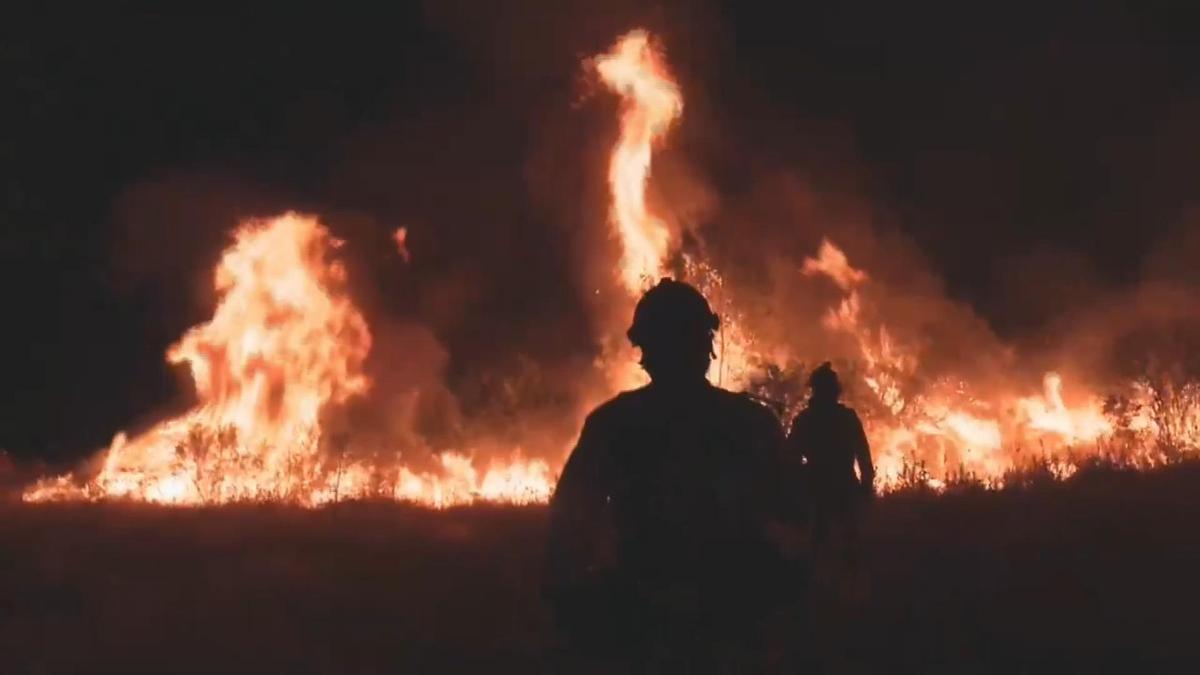 Bomberos relatan cruce de incendio en Madrid en momento crítico