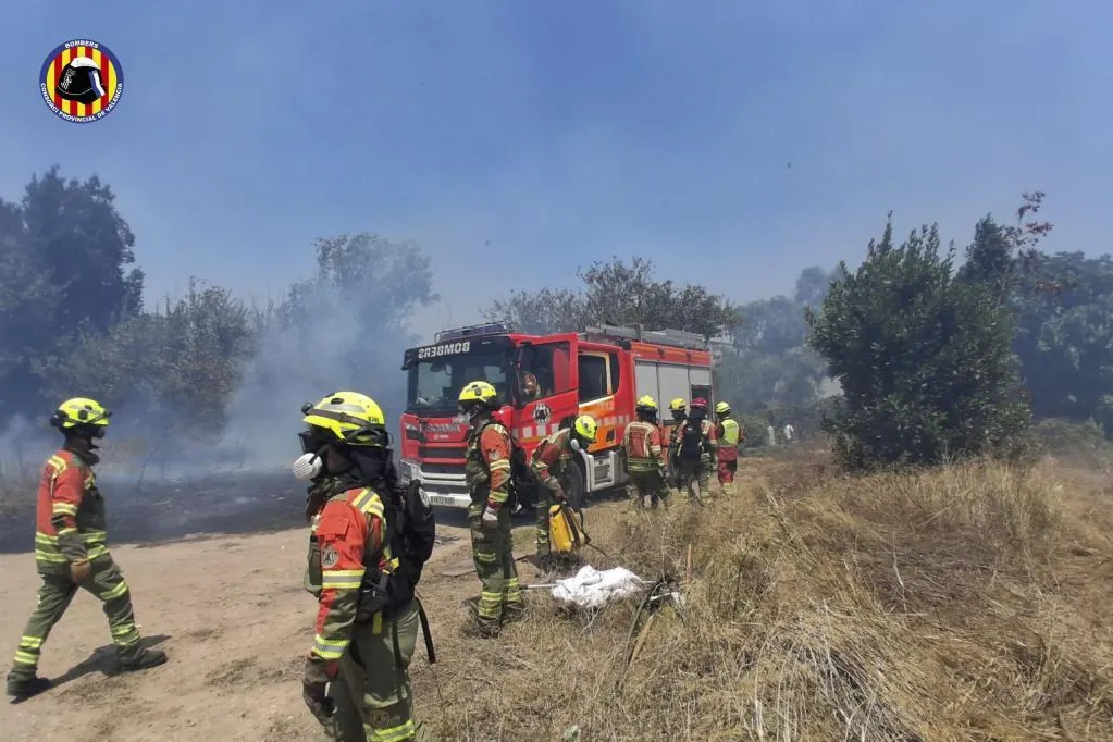 Una persona muere y cinco resultan heridas en incendio forestal en Manises