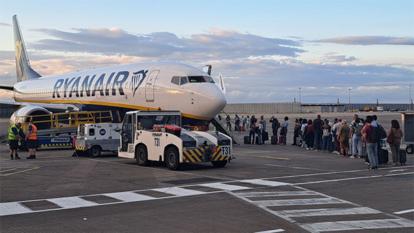 Ryanair expulsa a dos pasajeros por grabarse en vuelo