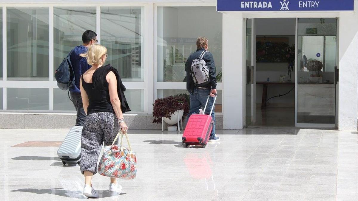 Olas de calor e inflación afectan temporada alta hotelera en Málaga