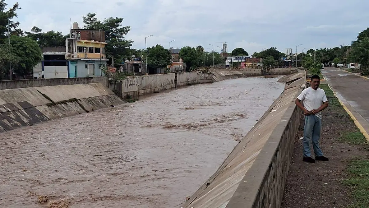 ¡Lunes mojado! Intensa lluvia deja inundaciones y apagones en Mazatlán (nota de Marimar Toledo en OEM-Informex)