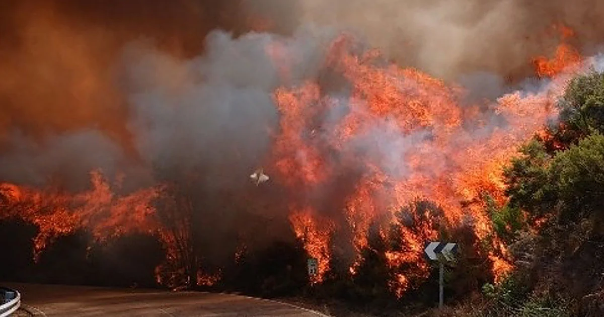 Evacuan y confinan varios pueblos por incendio nivel 2 en León