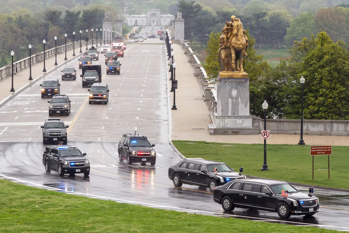Donald Trump muestra estatuas de Washington recubiertas en pan de oro