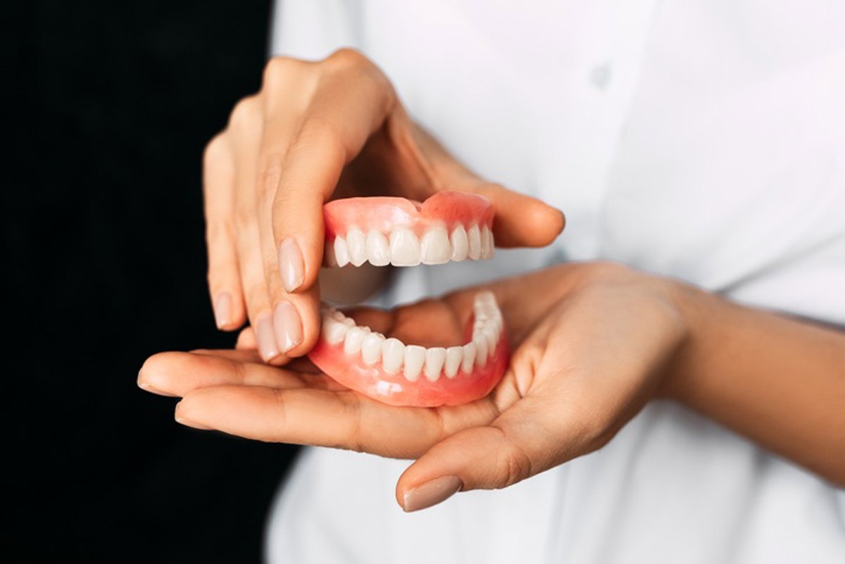 Consejos para evitar molestias con prótesis dentales removibles en verano