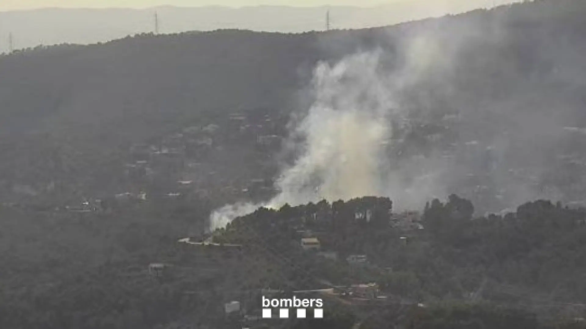 Incendio en Barcelona obliga a confinar a casi 3.300 personas