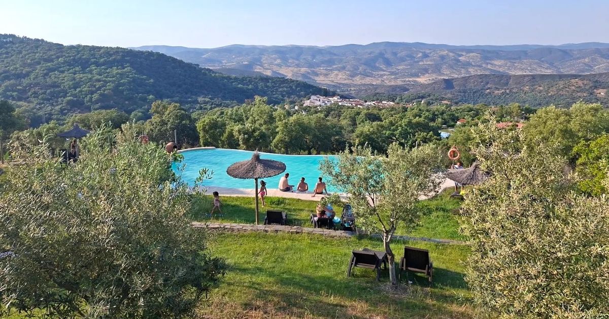 Piscina infinity en Huelva destaca en finca con mesón de carnes ibéricas