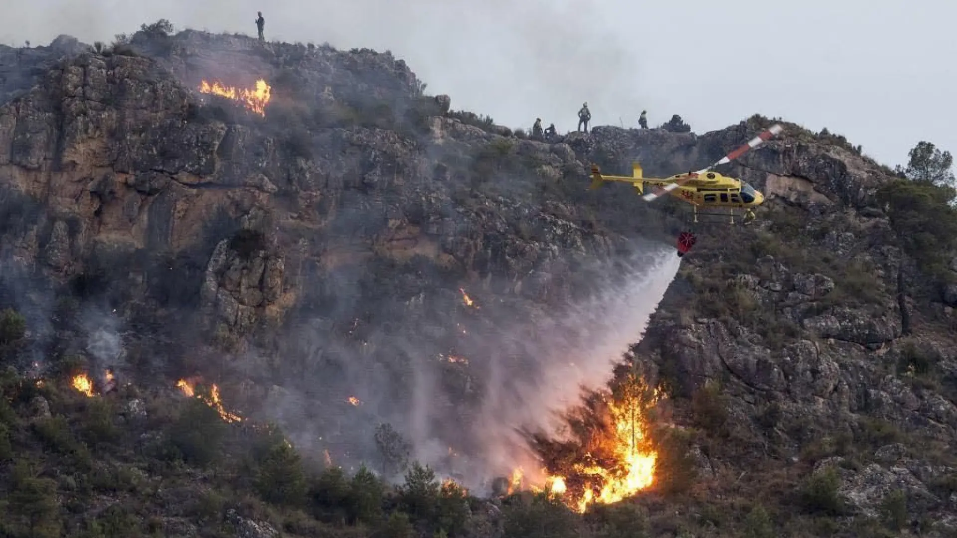 Pilotos y empresas piden ampliar límite de horas de vuelo para combatir incendios