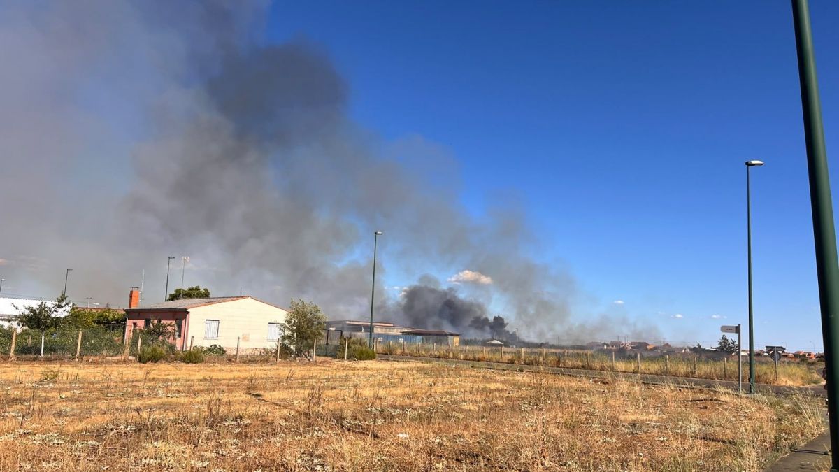 Dos incendios simultáneos generan humo en León