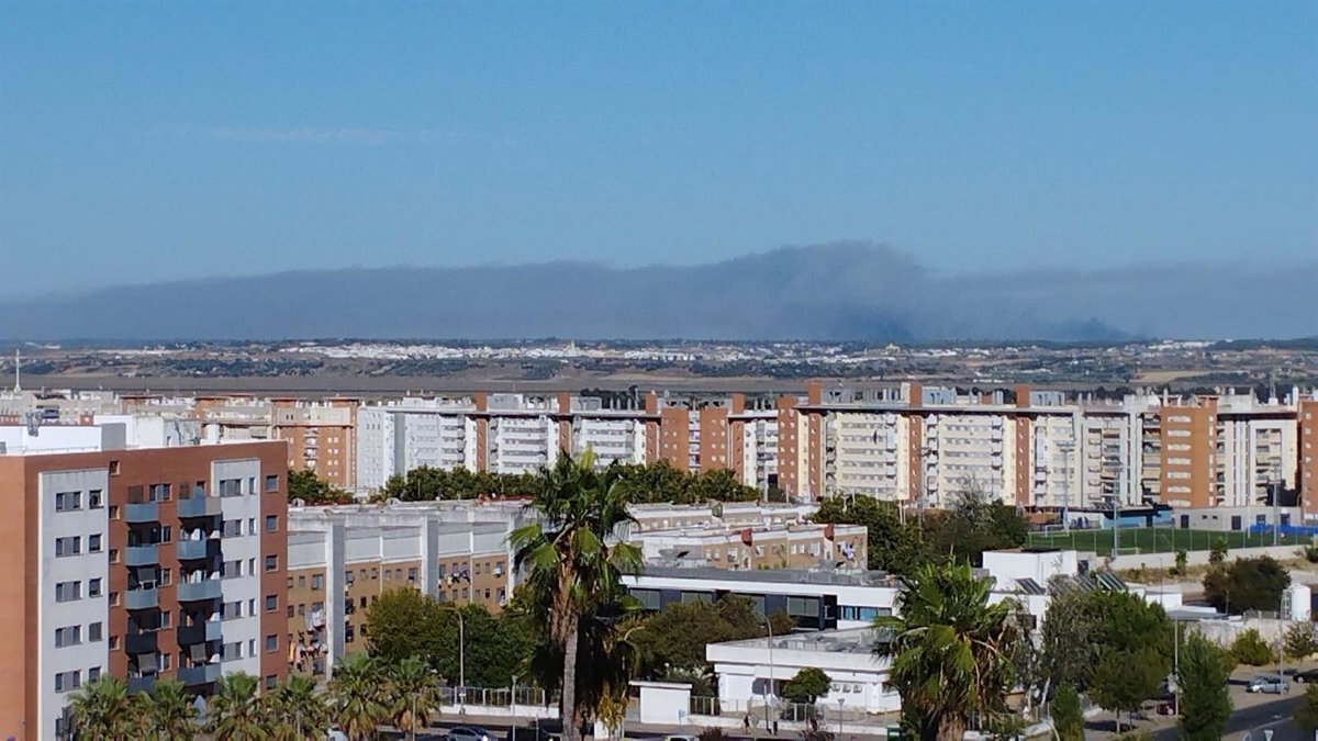 Emergencias alerta posible llegada de humo de incendio en Lucena a municipios de Huelva