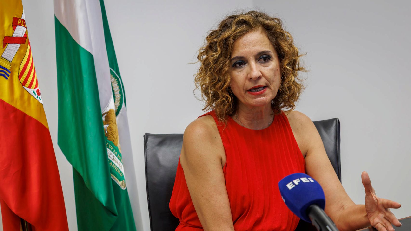 Montero reafirma confianza en Zapatero y justifica falta de explicaciones