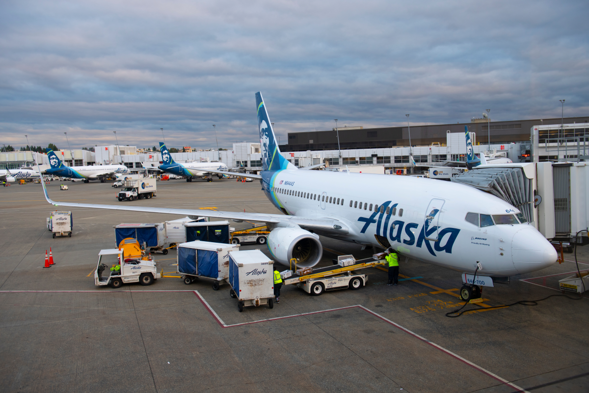 Vuelo de Alaska Airlines detenido en Miami por amenazas de pasajeros
