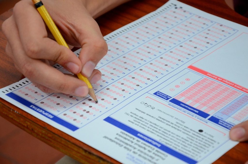 Qiü ofrece 1,000 cupos gratuitos para simulacro de examen UCR–UNA