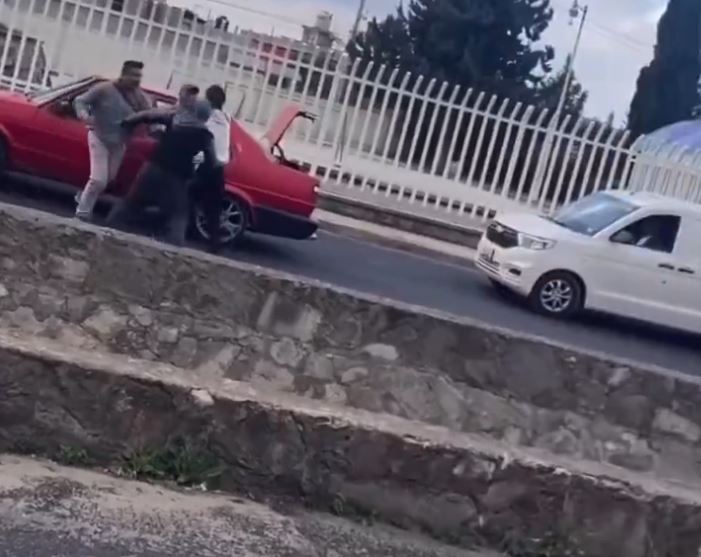 Familias protagonizan pelea por conflicto vial