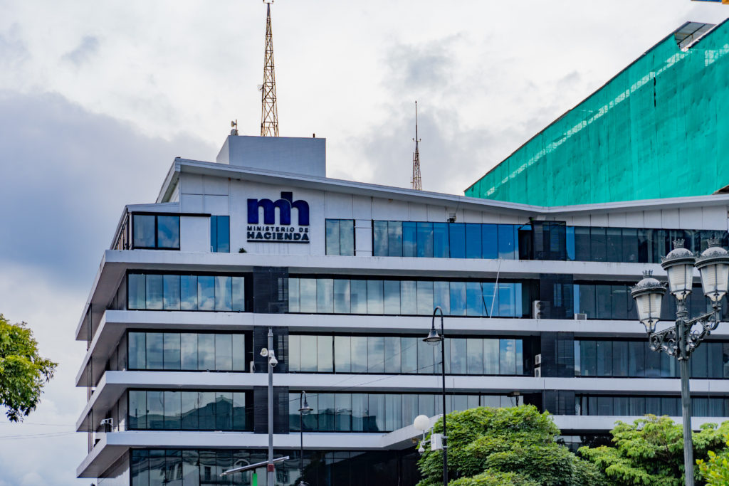 Hacienda mantiene superávit primario con contención del gasto