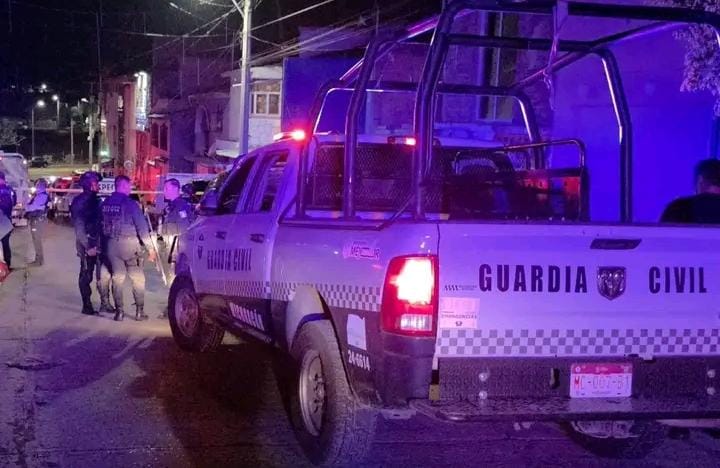 Taxista asesinado a balazos en Apatzingán; mujer resulta herida