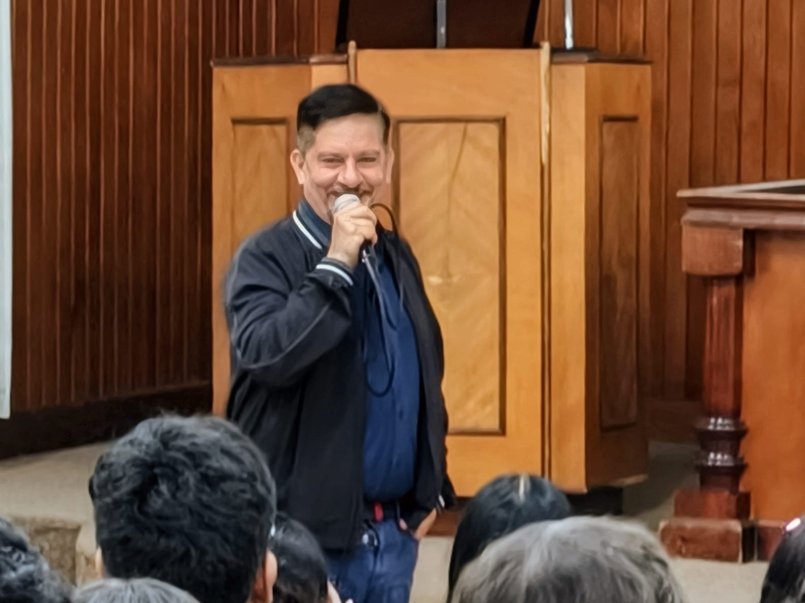 Luis Humberto Fernández dialoga con jóvenes de la UAQ