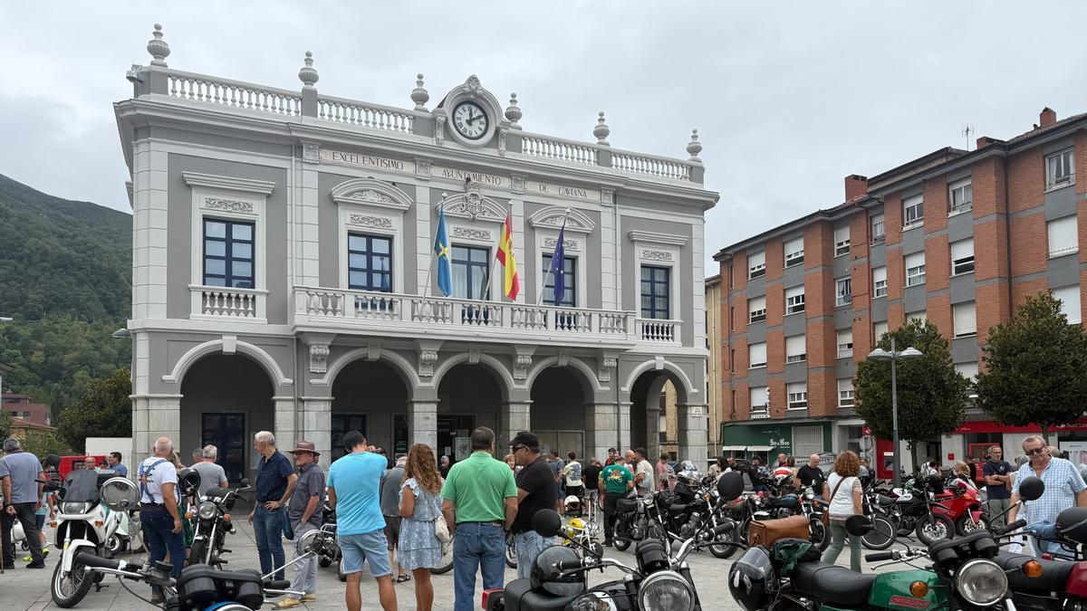 Concentración de motocicletas históricas en Laviana durante festejos de la Virgen del Otero