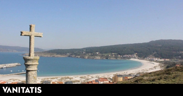 Pueblo pesquero del Atlántico con playas, faros y pescado a la brasa