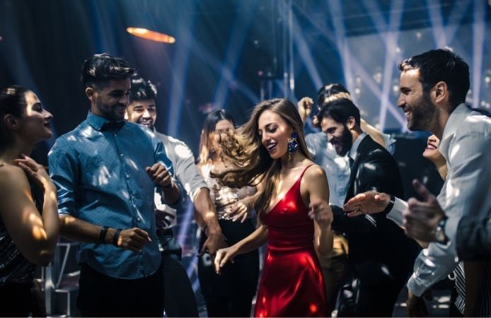 Crítica a la falsa gratuidad para mujeres en discotecas