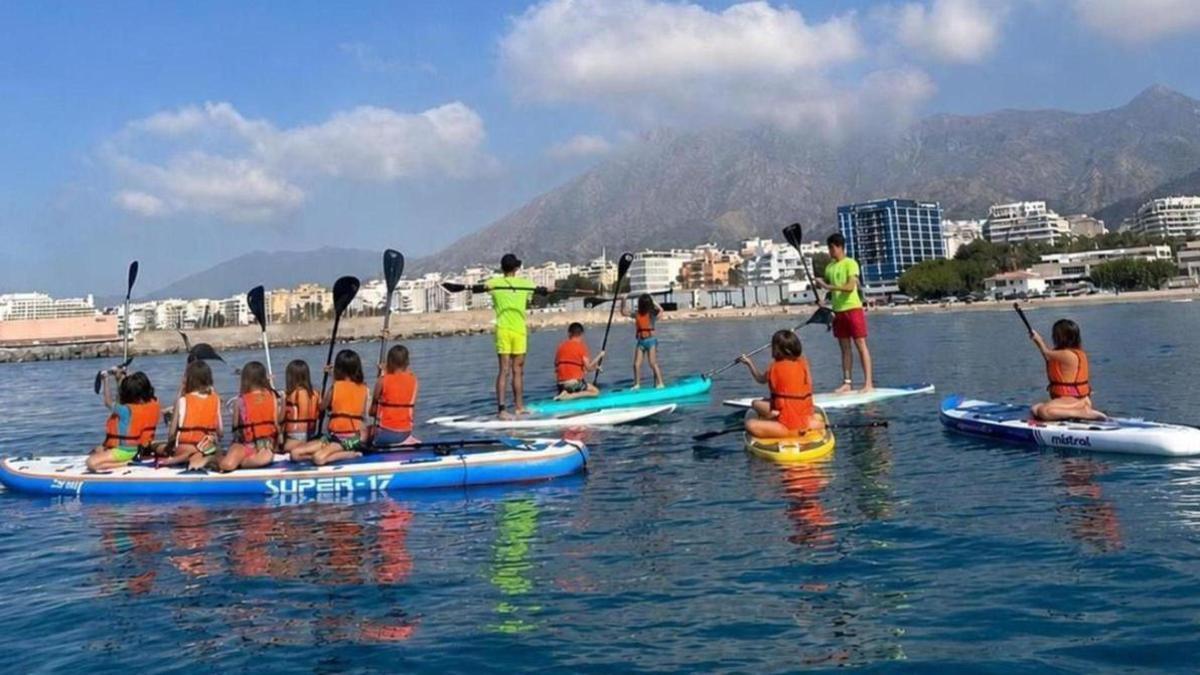 Marbella ofrece curso gratuito de paddle surf inclusivo para jóvenes