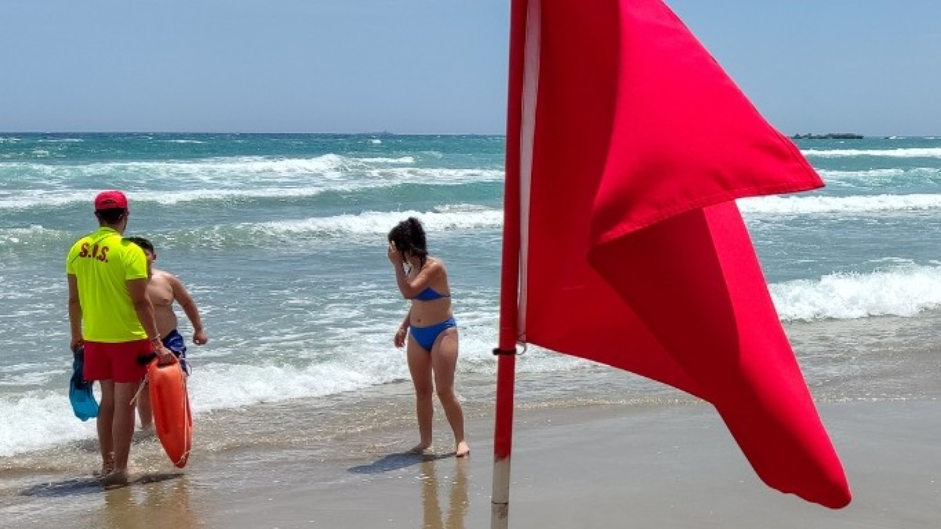 Rescatan a 17 personas por ignorar bandera roja en playas de La Manga