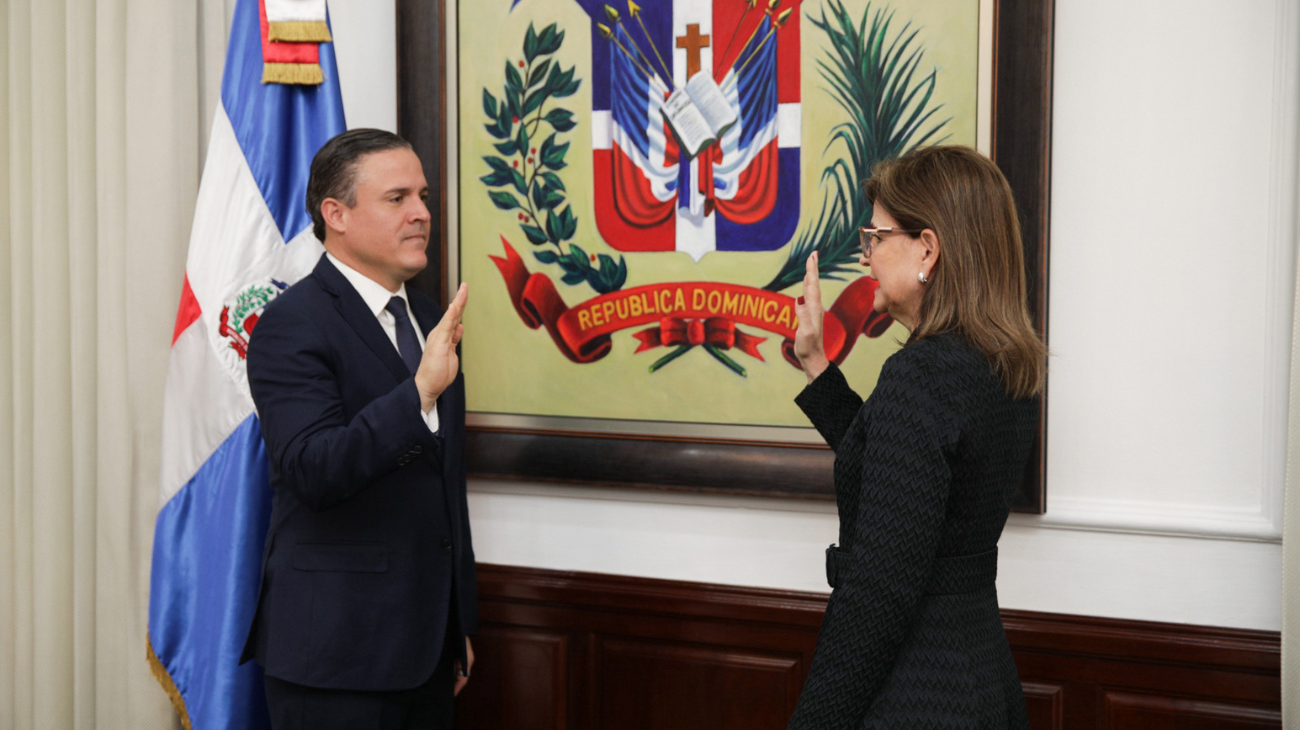 Raquel Peña juramenta a Jean Luis Rodríguez como ministro de Vivienda