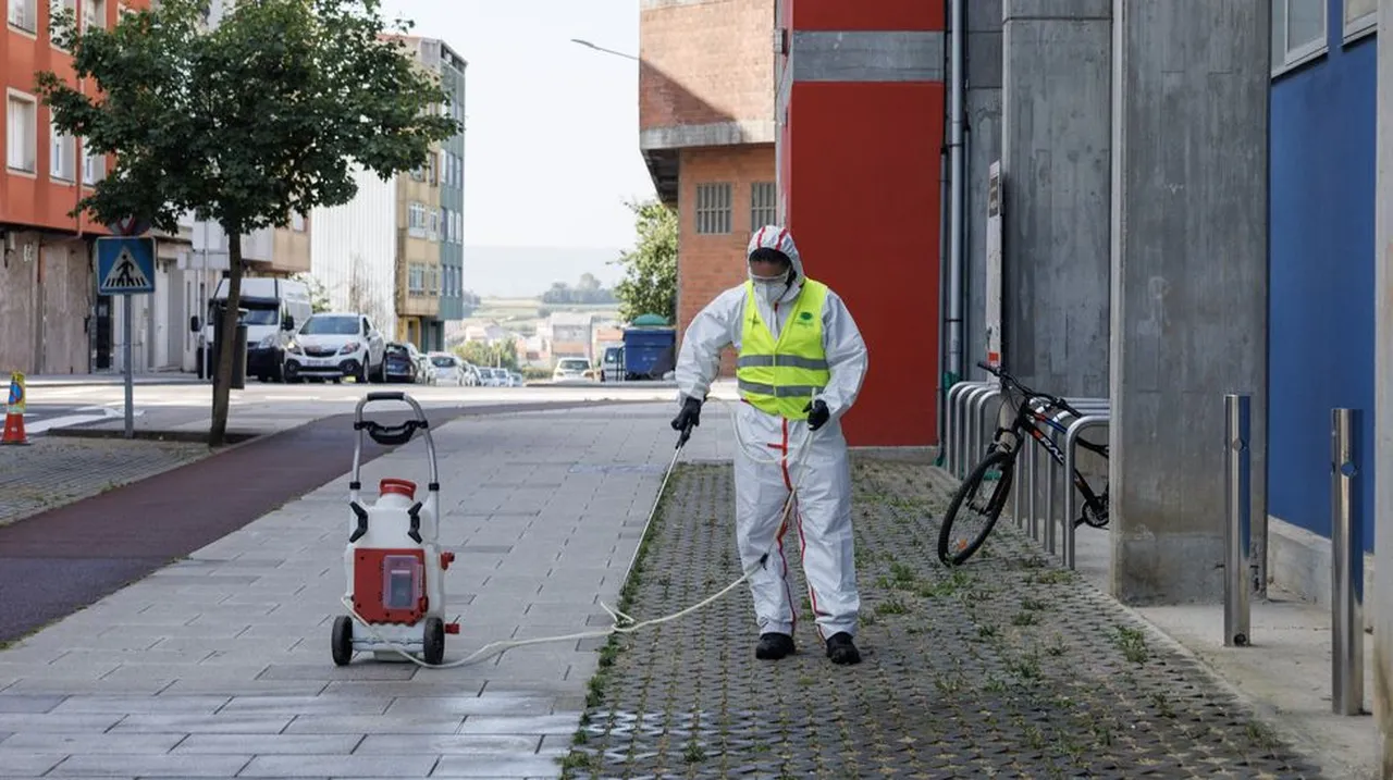 Realizan fumigación en una calle de Carballo