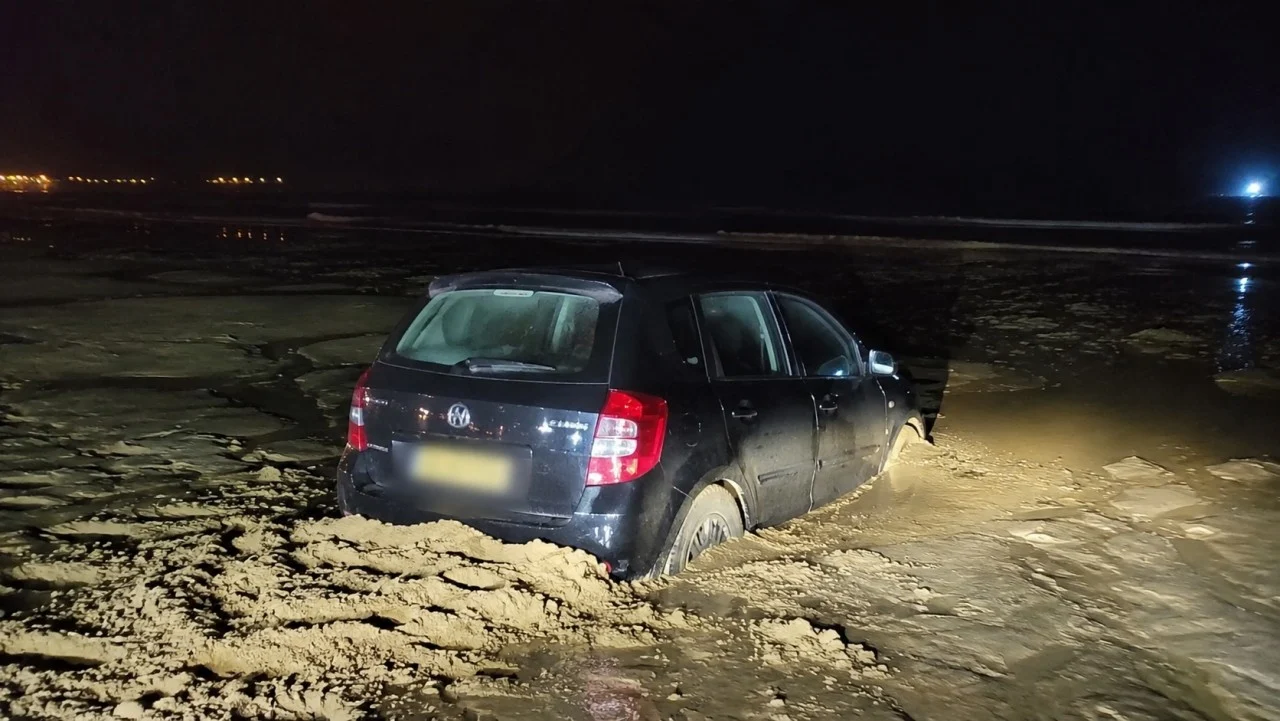 Coche queda atrapado en playa tras seguir GPS en Gales