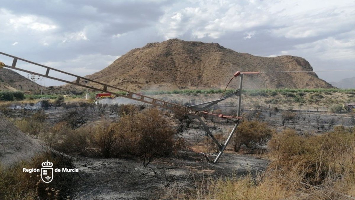 Incendio forestal en Los Ramos (Murcia) extinguido tras caída de torre eléctrica