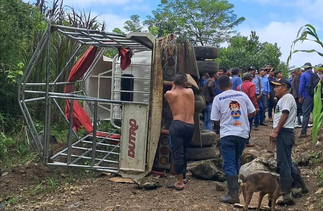 Camión con niños vuelca en Lanquín dejando 13 heridos
