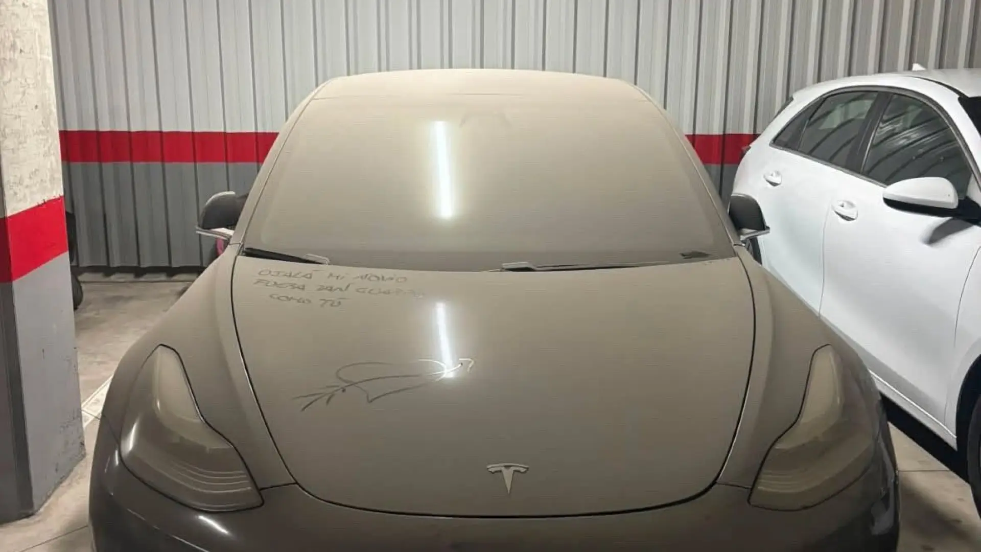 Aviso a vecino para limpiar su coche genera sorpresa