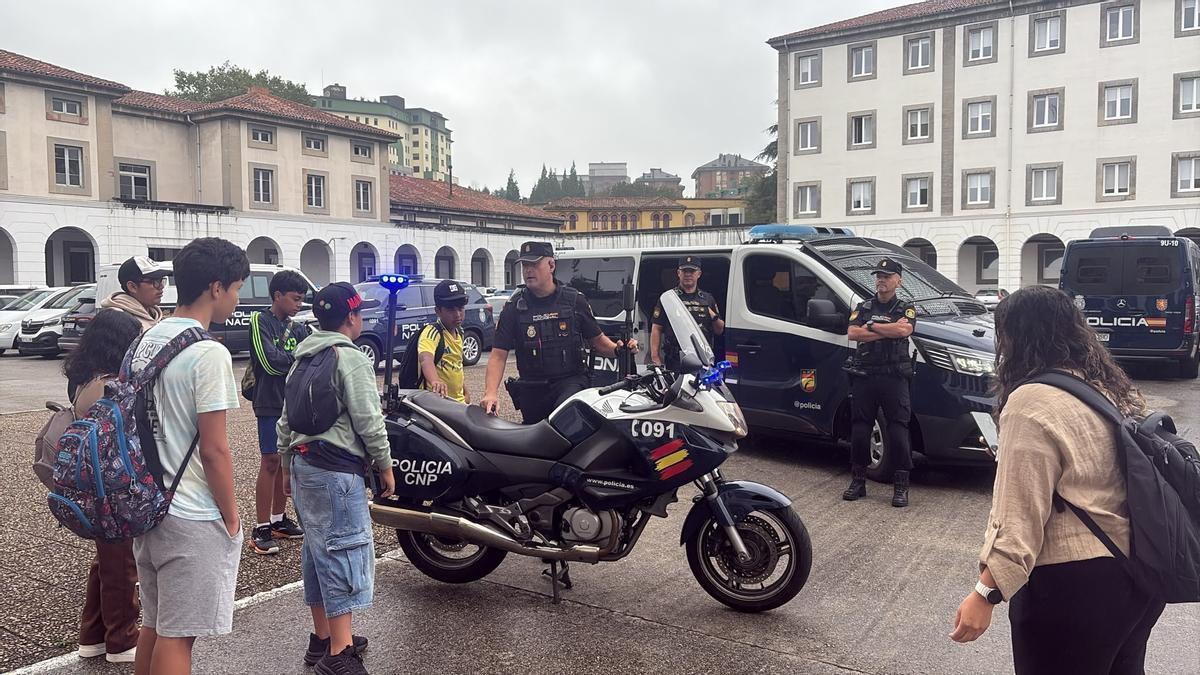 Jóvenes gitanos conocen labor de la Policía Nacional en Buenavista
