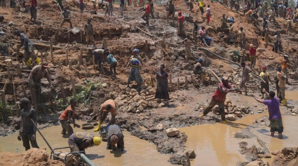 Derrumbe en mina de oro en suroeste de Colombia deja al menos 13 muertos