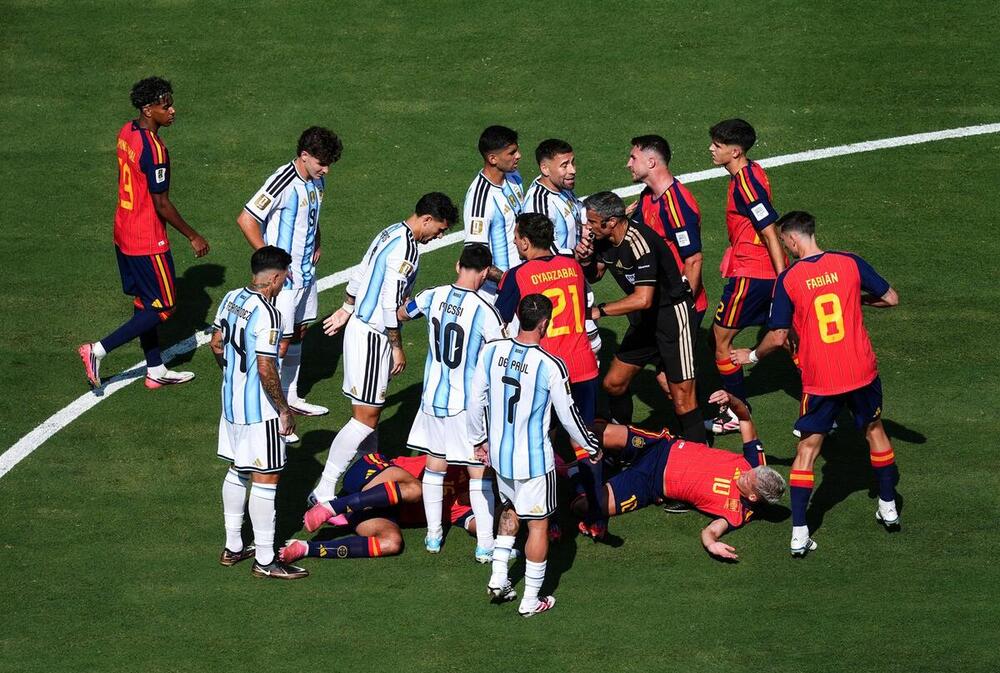 10 partidos de sanción a Paredes tras la pelea en el Mundial