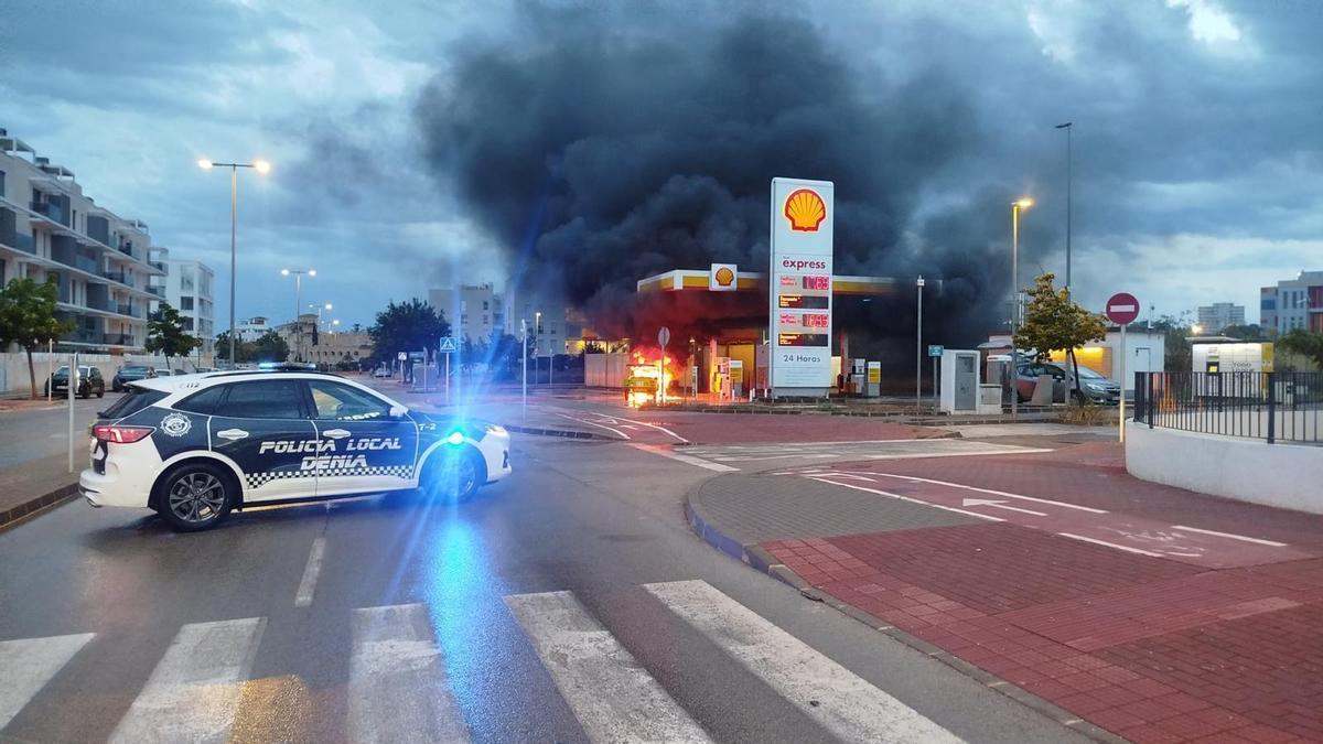 El gran susto del día: arde un coche en una gasolinera de Dénia
