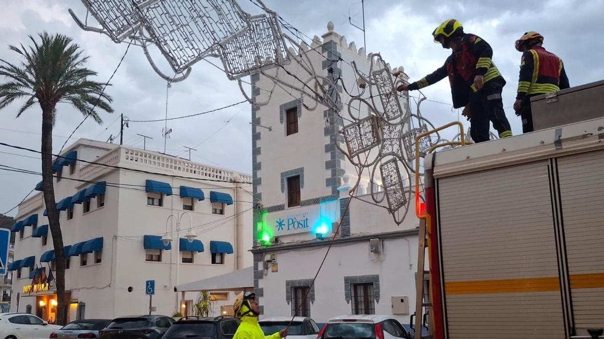 Herido grave el dueño de un lavadero de coches de Xàbia al caerle encima una puerta corredera
