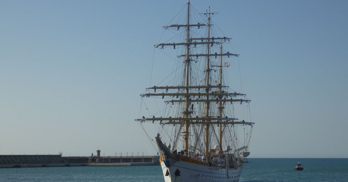 El buque escuela de la marina militar de Rumanía atraca en Málaga