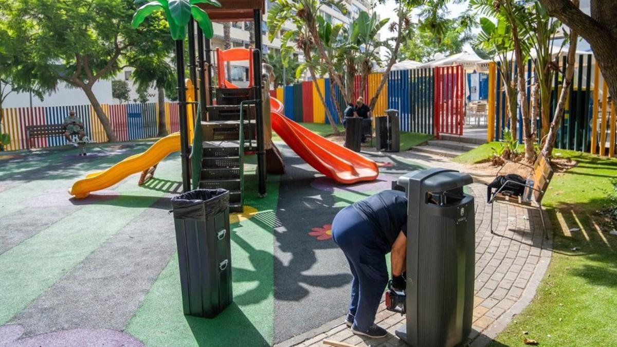Renuevan 150 papeleras en parques y áreas infantiles de Marbella