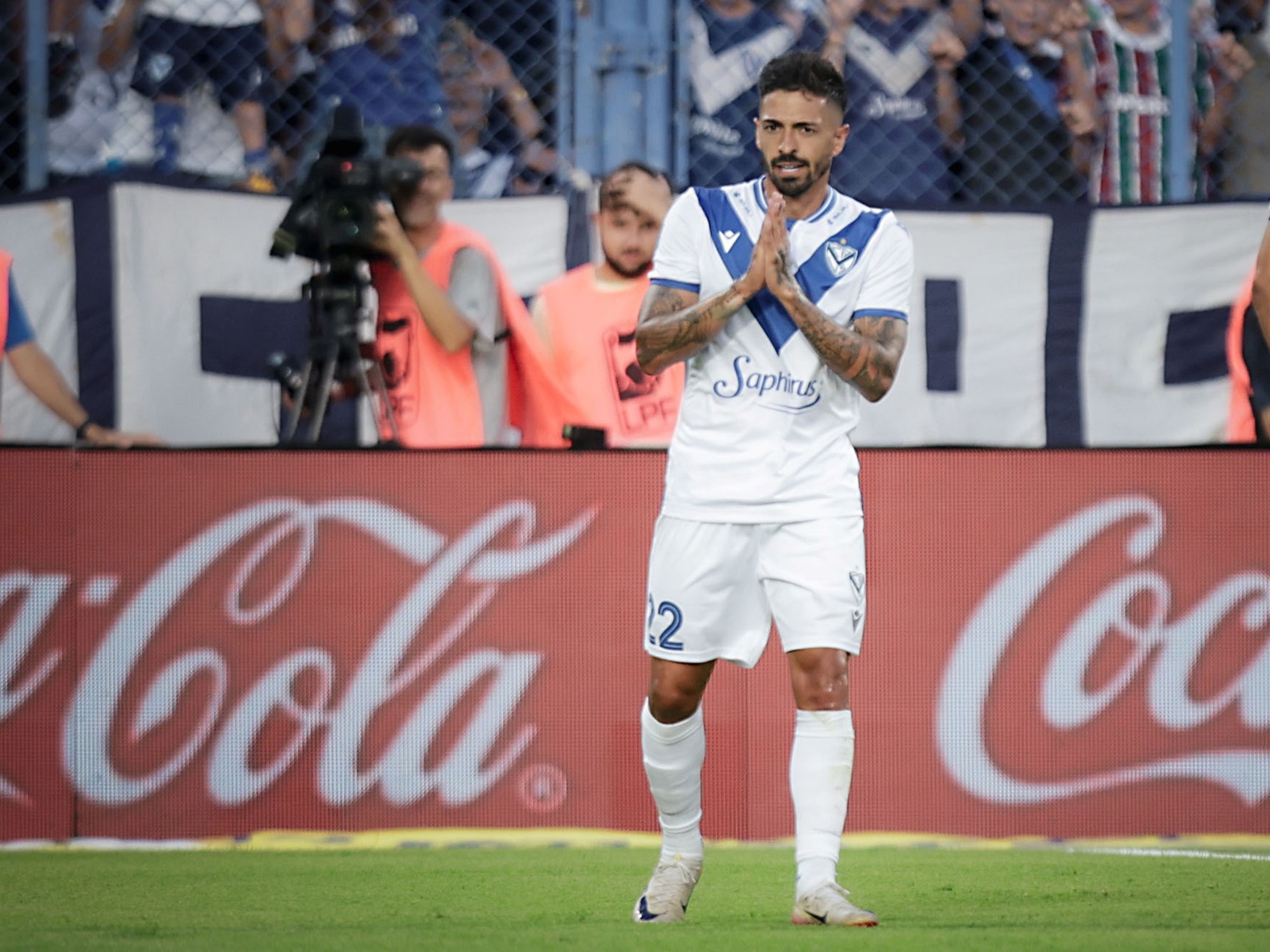 Lanzini visita el Monumental con Vélez tras su paso por River
