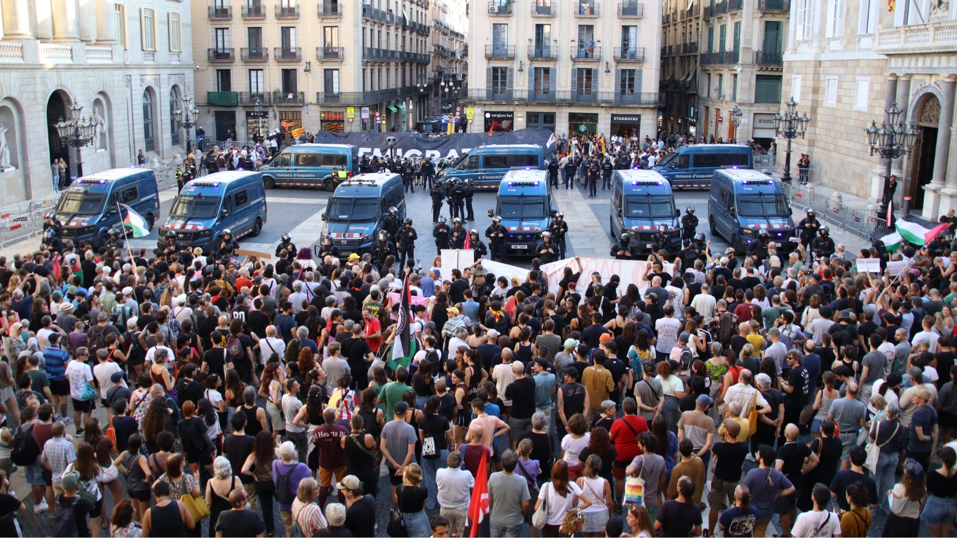 Centenares de personas se reúnen en Sant Jaume contra acto xenófobo