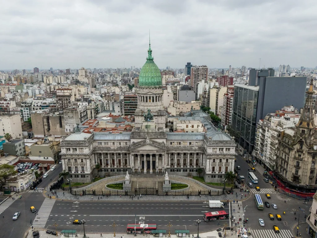 Objeción a ley de mérito en Colombia afecta al uribismo y reconstrucción española