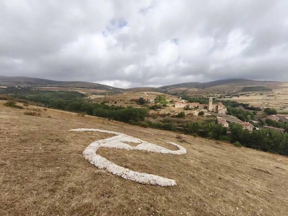 Proyecto 'Las Huellas de los Rebaños' construye trisquel con lana en Oncala
