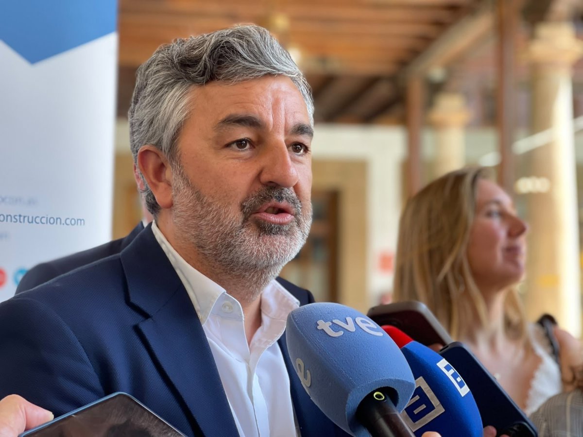 Calvo (PSOE) atribuye carencias en Asturias a decisiones del PP