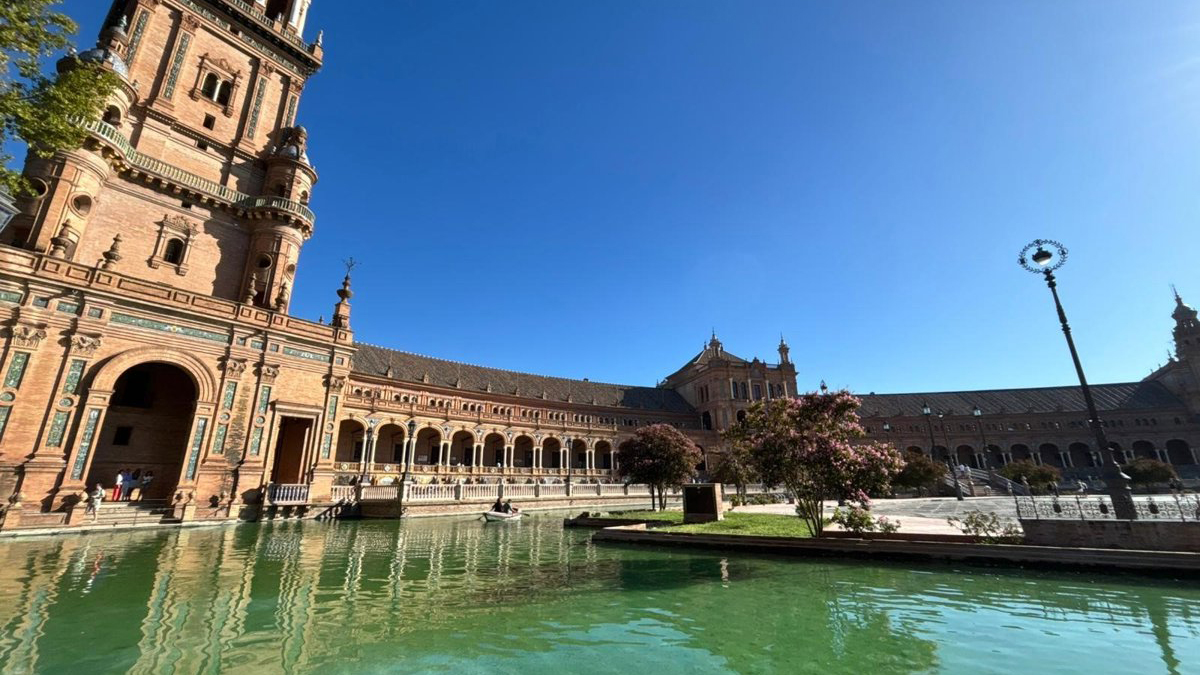 La ría de la Plaza de España elimina verdín tras tratamiento antialgas