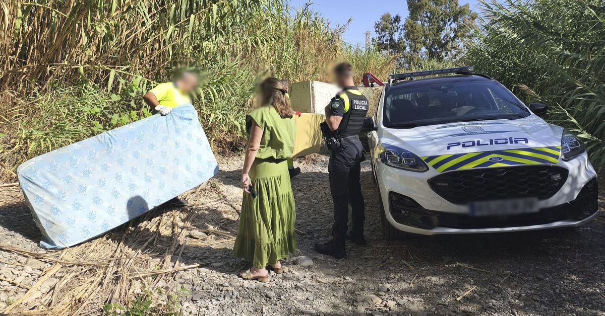 Torrox desaloja inmuebles ocupados y asentamientos ilegales