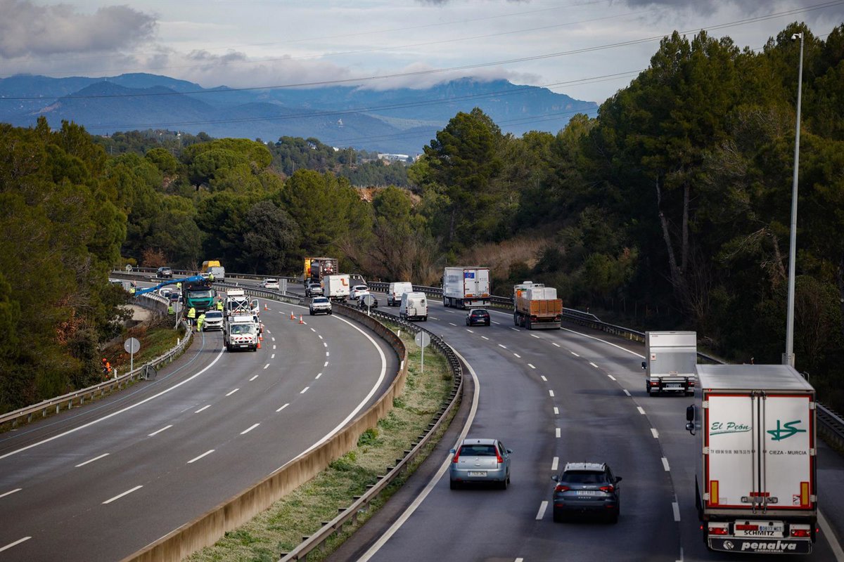 Nueve heridos en accidente de tres turismos en AP-7 en El Papiol