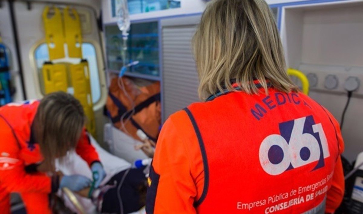 Seis personas heridas leves por inhalación de humo en incendio en Sevilla